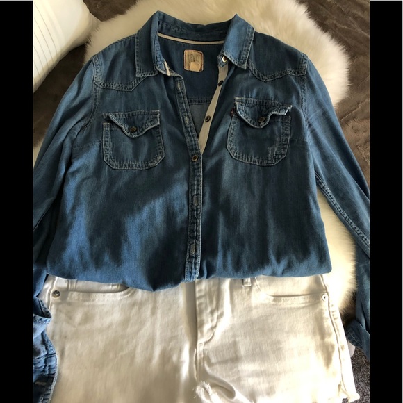 🌺SOLD!!!!Levi’s Button up Shirt 🌺 - Picture 3 of 6